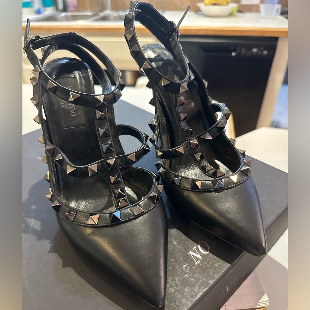 Womens size 36 (US 6) Valentino heels